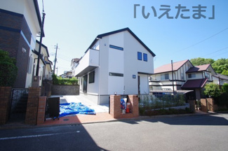 【外観：施工例】 | 【仲介手数料無料！！】八王子市上柚木　新築戸建て（全3棟）3号棟　4890万円 | 本パースは、イメージ図につき、風景、建物、植栽などについては施工後の現物との差異が生じます
つきまして本パースによって生じたいかなる損害については一切責任を負いません