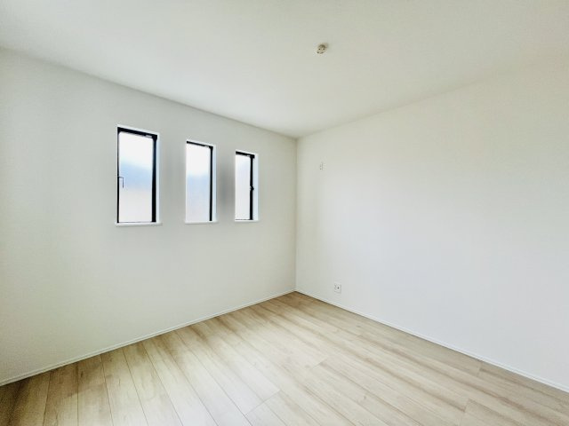 高崎市若松町の洋室|お子様の一人部屋デビューにも最適♪