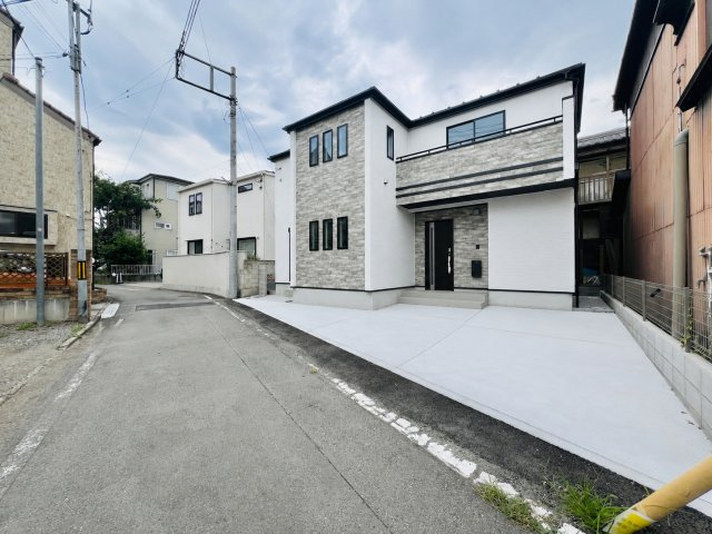 高崎市若松町の前面道路含む現地写真|閑静な住宅地で駐車も楽々