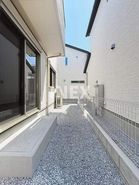 横浜市鶴見区上末吉２丁目の一戸建ての駐車場|テラス