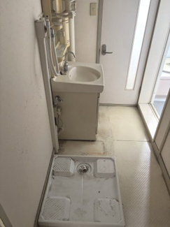【独立洗面台】 | 鶴川２丁目団地 | 洗面化粧台横に洗濯機置場が設けられており、身支度を整えながら洗濯機が操作できます。