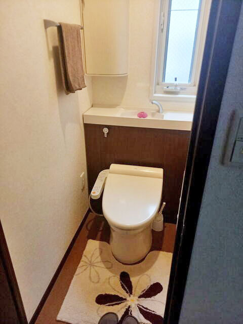 大阪市北区豊崎１丁目中古一戸建て│3SLDK+駐車1台可のトイレ|トイレにはウォシュレット機能が付いており、清潔で心地よくご利用いただけます。