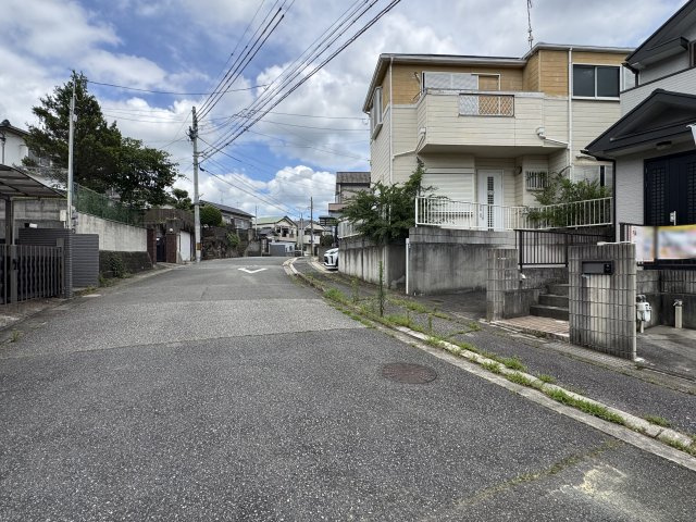 神戸市西区富士見が丘５丁目戸建の前面道路含む現地写真
