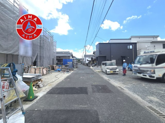 福岡市早良区干隈5丁目第16-2棟（1号棟）の前面道路含む現地写真|前面道路は閑静な住宅地をはしる車通りの少ない道路。お車の出し入れが苦手なママや小さなお子様にも安心ですね。しっかり舗装もされているので、ベビーカーや自転車で通っても快適に通行できます。
