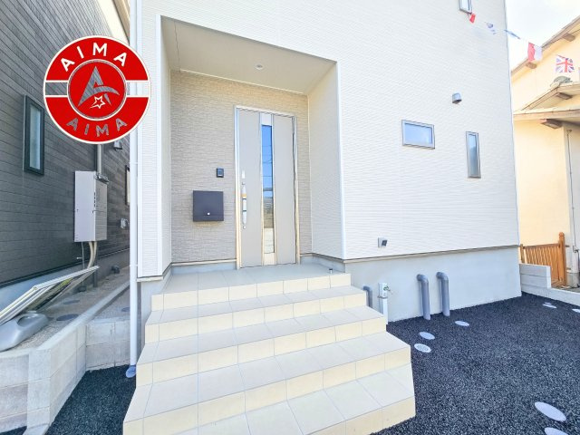 福岡市早良区干隈5丁目第16-2棟（1号棟）の外観：施工例|地盤調査済 / 玄関へ向かうまでのアプローチに漂う上質が期待感をもたせます。玄関は建物の顔。落着きを醸し出した自己主張が心に訴えてきます。