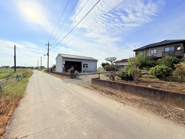 結城郡八千代町中古戸建（土地付き）の前面道路含む現地写真