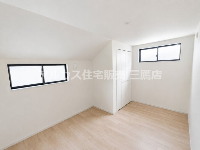 西武多摩川線 新小金井駅 13分 新築戸建 小金井市東町1丁目の洋室|2つの高窓とクローゼットを備え、すっきり使える洋室です。