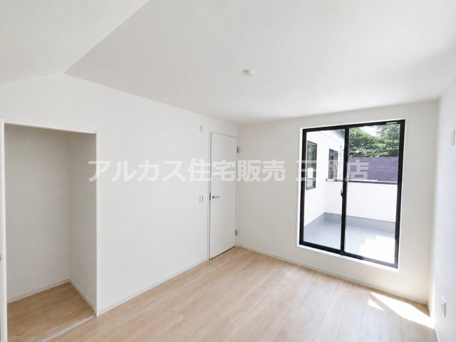 西武多摩川線 新小金井駅 13分 新築戸建 小金井市東町1丁目の洋室|バルコニーに面した大きな窓と収納スペースを備えた洋室です。
