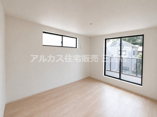 西武多摩川線 新小金井駅 13分 新築戸建 小金井市東町1丁目の洋室|バルコニーに面した大きな窓と高窓を備えた、開放感のある洋室です。