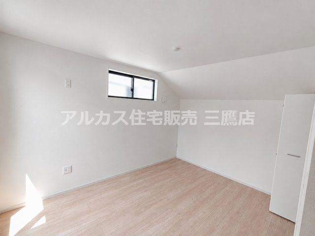 西武多摩川線 新小金井駅 13分 新築戸建 小金井市東町1丁目の洋室|勾配天井と高窓が空間に表情を添える、白を基調とした洋室です。