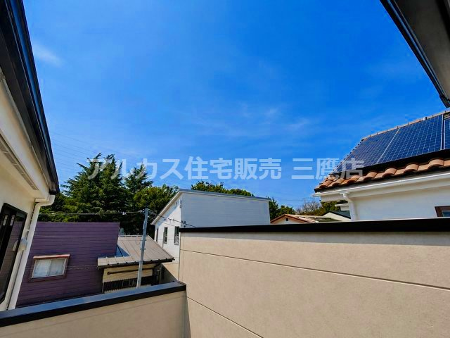 西武多摩川線 新小金井駅 13分 新築戸建 小金井市東町1丁目の展望|バルコニーから空と周囲の屋根並みを見渡せる眺望です。