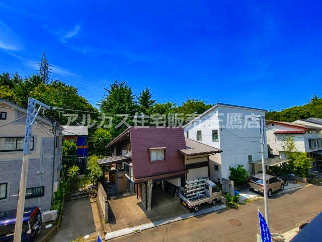 西武多摩川線 新小金井駅 13分 新築戸建 小金井市東町1丁目の展望|窓の先に住宅街と緑を見渡せ、周辺の街並みを確認できる眺望です。