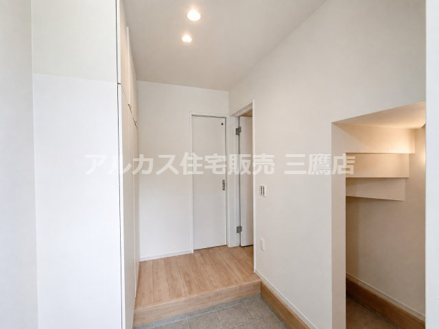 西武多摩川線 新小金井駅 13分 新築戸建 小金井市東町1丁目の玄関|白を基調とした玄関ホールに収納と飾り棚を備え、すっきり整えやすい設計です。