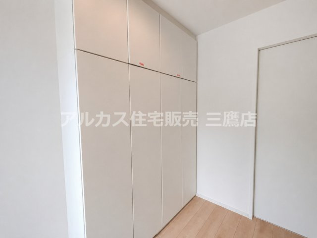 西武多摩川線 新小金井駅 13分 新築戸建 小金井市東町1丁目の玄関|高さのあるシューズボックスを備え、玄関まわりをすっきり保てます。