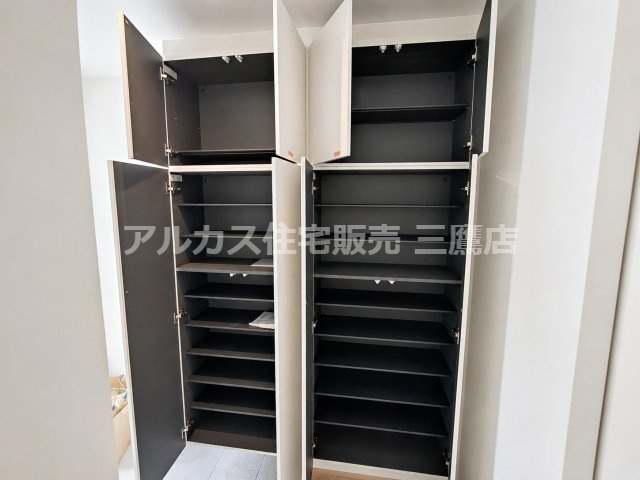 西武多摩川線 新小金井駅 13分 新築戸建 小金井市東町1丁目の玄関|棚数豊富なシューズボックスで、靴や小物を分けて整理しやすい設計です。