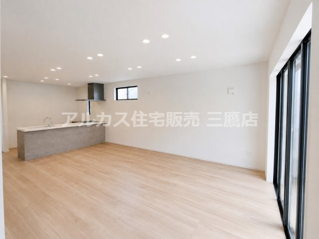 西武多摩川線 新小金井駅 13分 新築戸建 小金井市東町1丁目の居間・リビング|対面キッチンと大きな窓が印象的で、木目調の床と白を基調とした清潔感あるLDKです。
