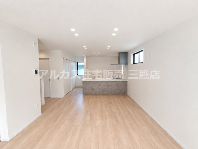 西武多摩川線 新小金井駅 13分 新築戸建 小金井市東町1丁目の居間・リビング|木目調の床と白を基調とした、家具配置を考えやすいLDKです。
