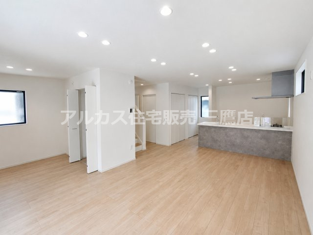 西武多摩川線 新小金井駅 13分 新築戸建 小金井市東町1丁目の居間・リビング|対面キッチンと複数の収納を備え、空間全体を見渡しやすいLDKです。