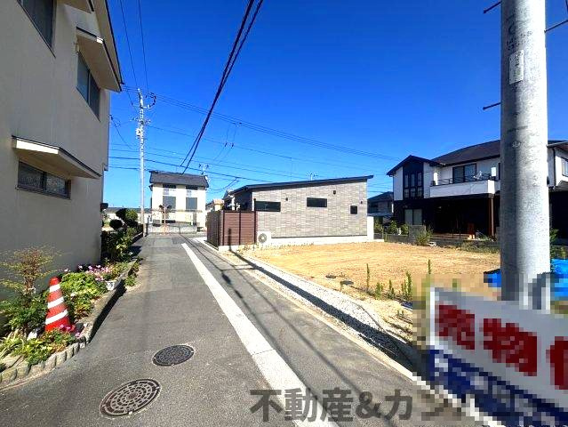 空港通7丁目のおトチ8号地　松山市空港通7丁目売土地の前面道路含む現地写真|前面道路含む現地写真です