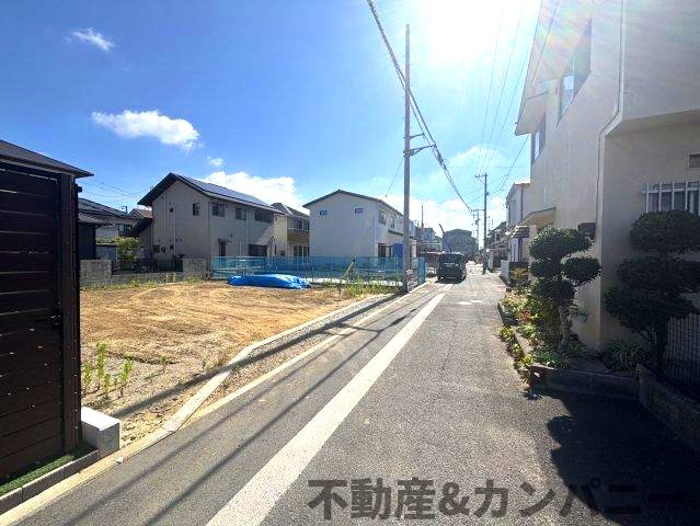 空港通7丁目のおトチ8号地　松山市空港通7丁目売土地の前面道路含む現地写真|前面道路含む現地写真です