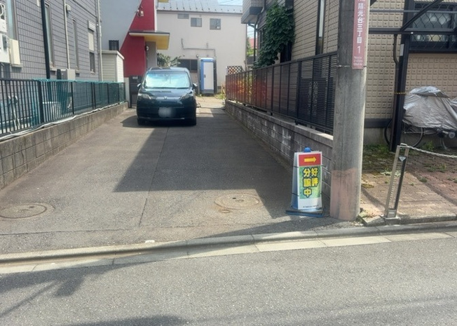 【前面道路含む現地写真】 | 住宅用の土地では前面道路に2m以上接していなければならないと法律で定められています。しかし、お持ちの車のサイズやライフスタイルなどにより、2mでは利便が悪い場合もございますので、事前に確認しましょう。