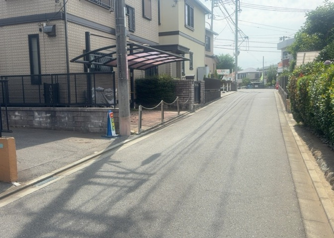 【前面道路含む現地写真】 | お持ちの車種によっては前面道路が広い方が便利でしょう。しかし、前面道路が広ければその分交通量が多くなるため、騒音などが気になる場合があります。実際に現地を見学し、周辺交通量や騒音などを確認しましょう！