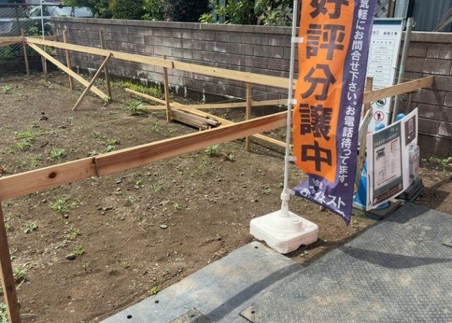 【玄関】 | 玄関は家の顔でもあり、家族以外の目にも止まる場所です。玄関は外との間を仕切る扉、靴などをしまっておく収納スペース、靴脱ぎのたたきスペース、来客とのやり取りをするドアホンなど複数のアイテムからなります。