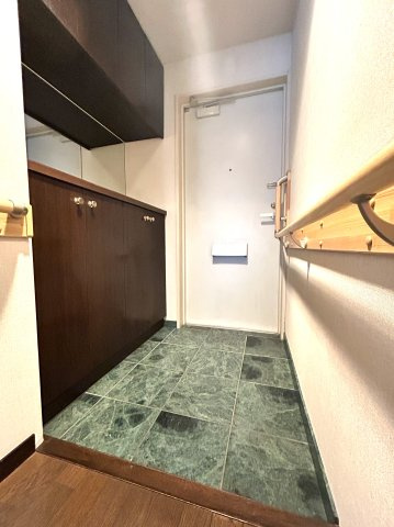 アルファガーデン本町の玄関|玄関の床は大理石貼りです。