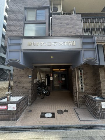 大阪市中央区大手前１丁目の賃貸マンションのエントランス