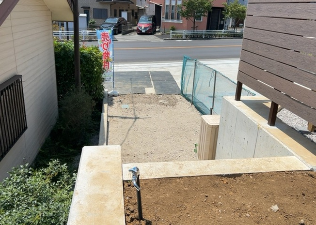 【駐車場】 | 駐車場と明記されていても、最小スペースでつくられた駐車場だと大型車は駐車できなかったり、出入りしにくくなったりする可能性があります。お車のサイズと購入したい物件の駐車場のサイズを現地で確認しましょう。