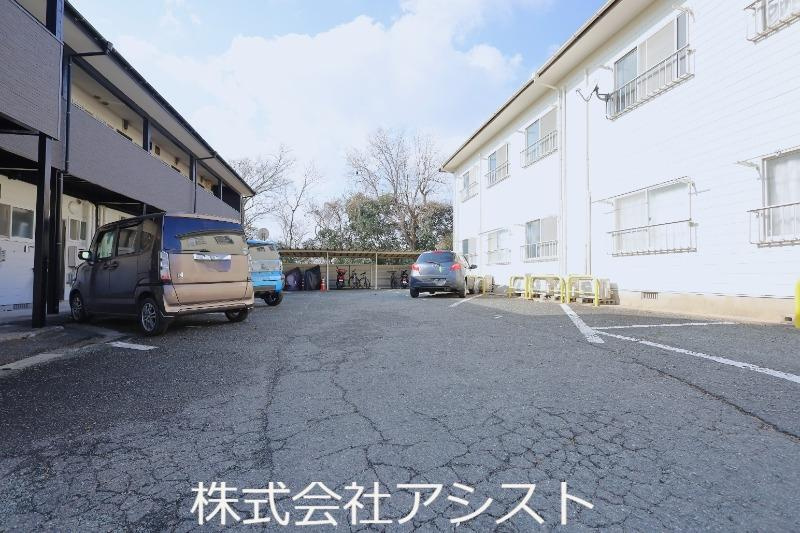 サクセスホワイトの駐車場