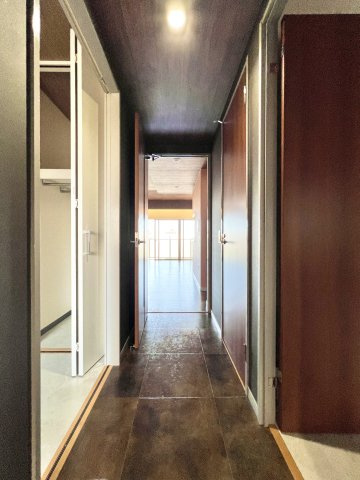 サーパス曳馬の内装|玄関からお部屋まで続く廊下になります。