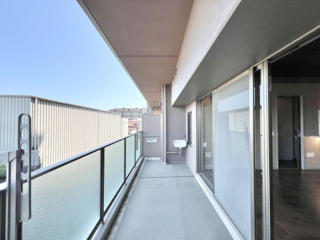 サーパス曳馬のバルコニー|バルコニーは長く、晴れた日には沢山のお洗濯物やお布団が干せて気持ちがいいですね☆
