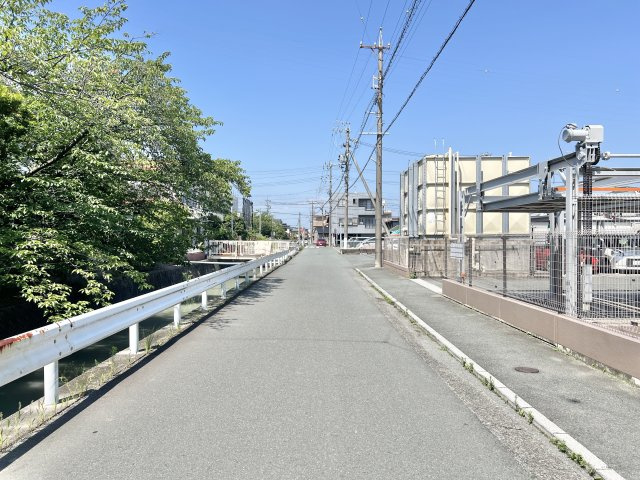 サーパス曳馬の周辺|物件前の道路になります。
