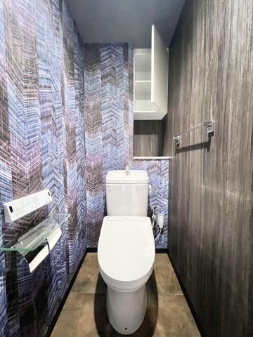 サーパス曳馬のトイレ|シックでお洒落な壁のトイレは、収納棚もあり便利です。
