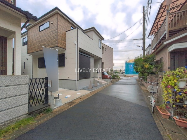 草加市金明町 新築分譲住宅の前面道路含む現地写真