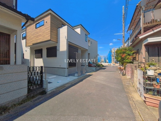 草加市金明町 新築分譲住宅の前面道路含む現地写真