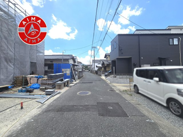 福岡市早良区干隈5丁目第16-2棟（2号棟）の前面道路含む現地写真|前面道路は閑静な住宅地をはしる車通りの少ない道路。お車の出し入れが苦手なママや小さなお子様にも安心ですね。しっかり舗装もされているので、ベビーカーや自転車で通っても快適に通行できます。
