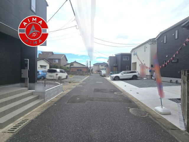 福岡市早良区干隈5丁目第16-2棟（2号棟）の前面道路含む現地写真|前面道路は閑静な住宅地をはしる車通りの少ない道路。お車の出し入れが苦手なママや小さなお子様にも安心ですね。しっかり舗装もされているので、ベビーカーや自転車で通っても快適に通行できます。