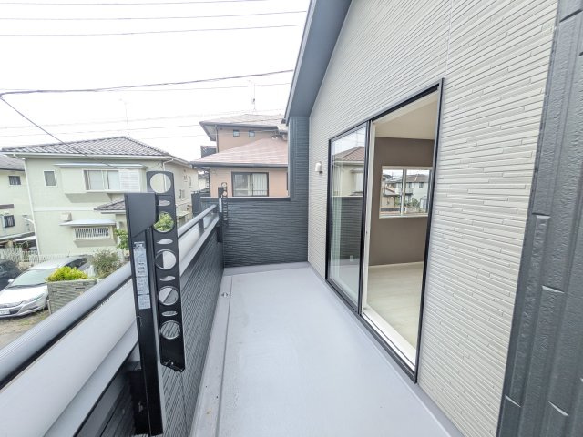 水戸市西原　1丁目　3期　新築戸建てのバルコニー|広々としたワイドバルコニーは、日当たり良好で毎日の洗濯物干しに最適です。