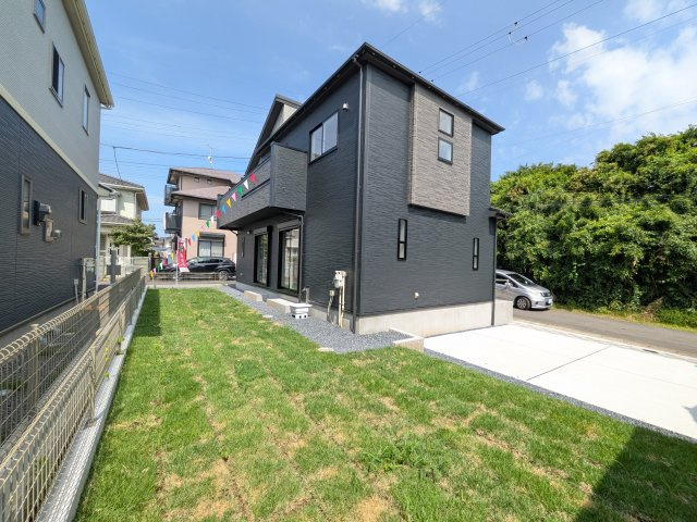 水戸市西原　1丁目　3期　新築戸建ての前面道路含む現地写真|現地完成済で建物や駐車場、お庭も全てご覧いただけます。。
本日のご見学も可能です♪
お気軽にお電話またはお問い合わせください。