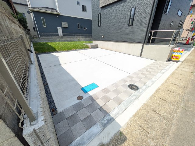 水戸市西原　1丁目　3期　新築戸建ての駐車場|駐車2台可能で、出し入れしやすいゆとりのカースペース。
月々の駐車場代が不要な点も大きな魅力です。