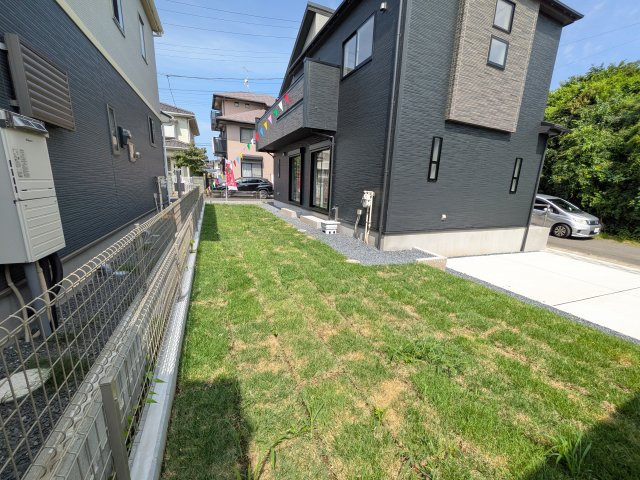 水戸市西原　1丁目　3期　新築戸建ての庭|リビングに明るい光を届ける南庭。
お子様の遊び場やペットのスペースとしても最適です。
室内外で心地よい暮らしが叶います。