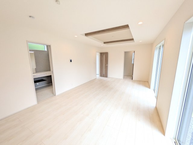 水戸市西原　1丁目　3期　新築戸建ての居間・リビング|居心地の良いデザインと機能性を両立。
ご友人を招いたり、趣味を楽しんだり、様々なシーンで活躍する団らんの中心地です。