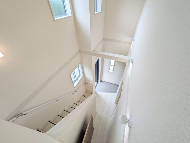 水戸市西原　1丁目　3期　新築戸建ての内装|窓付きで明るい階段は、手すり付きでお子様からご年配の方まで安心して上り下りができます♪