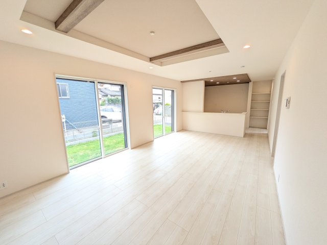 水戸市西原　1丁目　3期　新築戸建ての居間・リビング|家族の会話が自然と弾む、広々としたゆとりのLDK。南向きの窓からたっぷりの光が射し込む明るく快適な空間です。