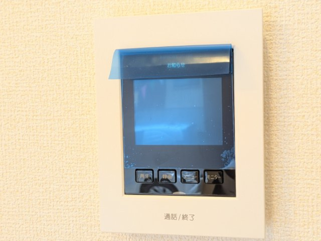 水戸市西原　1丁目　3期　新築戸建てのセキュリティ|防犯対策に効果的な録画機能付き。
不審な訪問者にも直接対応せず、モニターで確認できるので、お子様のお留守番も安心。