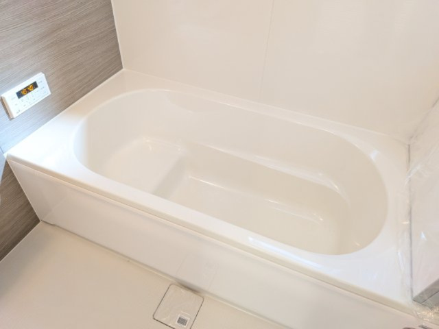 水戸市西原　1丁目　3期　新築戸建ての浴室|高断熱の浴槽で、追い焚きの回数を減らし光熱費を節約！
いつでもあたたかいお風呂に入れます。
冬場のヒートショック対策にも役立つ浴室暖房換気乾燥機付きです！