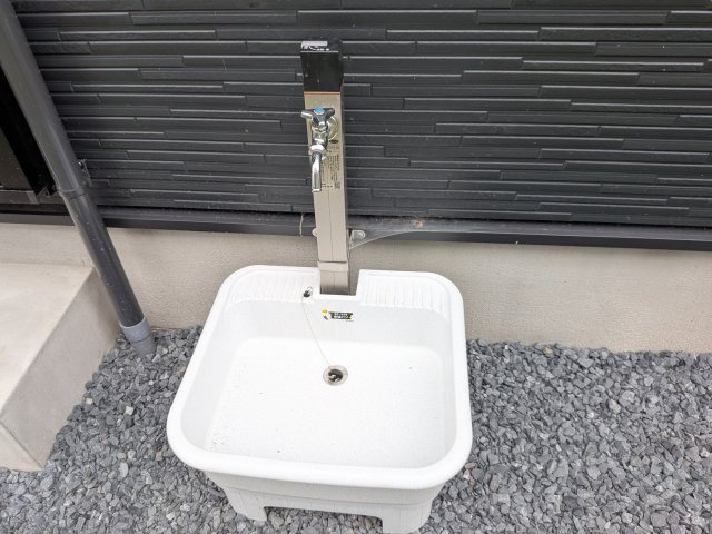 水戸市西原　1丁目　3期　新築戸建ての庭|ペットの足洗い場や、夏の水遊びにも便利なシンク付きの立水栓。
洗車や外壁掃除もスムーズにでき、外回りのお手入れにも大活躍します。