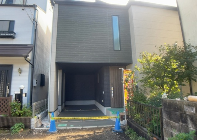 【外観】 | 現在は上棟となっています。現地をご見学に行く際は、道路の幅や周辺の交通量、施設などをご確認頂くことをおすすめします！ある程度イメージをつけたいという場合は、同売主の施工事例や完成パースもお見せします。